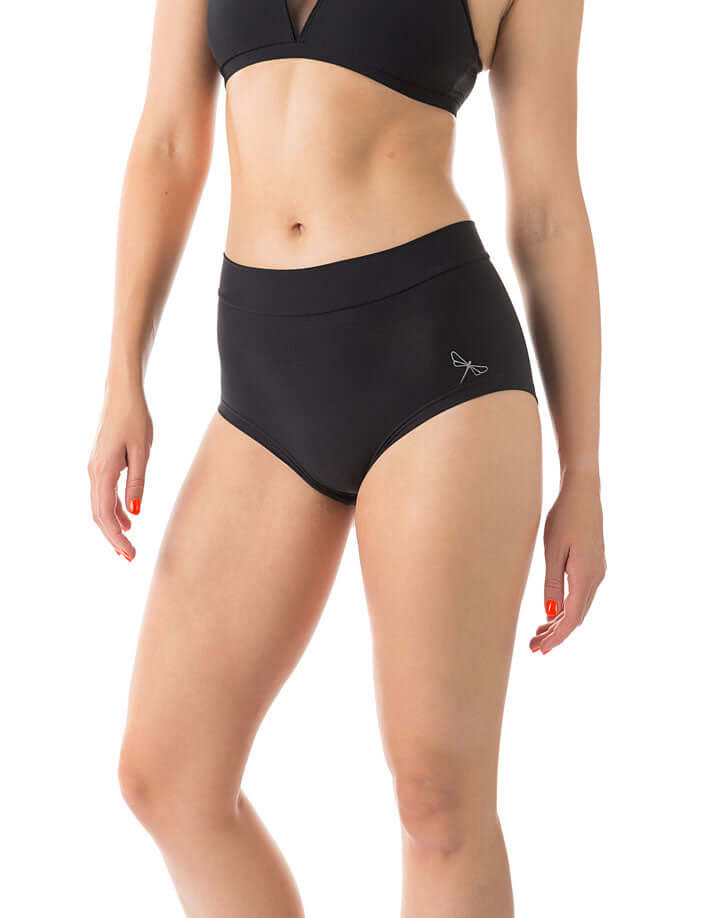 Svarta Mandy Pole Shorts med hög midja och smidig, stretchig passform, liten logga på vänster ben.