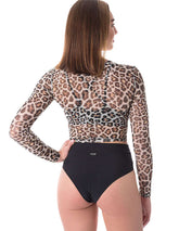 Leopardmönstrad mesh crop top med lång ärm och hög hals på modell bakifrån.