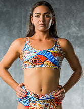 Färgstark kort sporttopp med indiska mönster i blått, orange och rött, avslappnad passform.