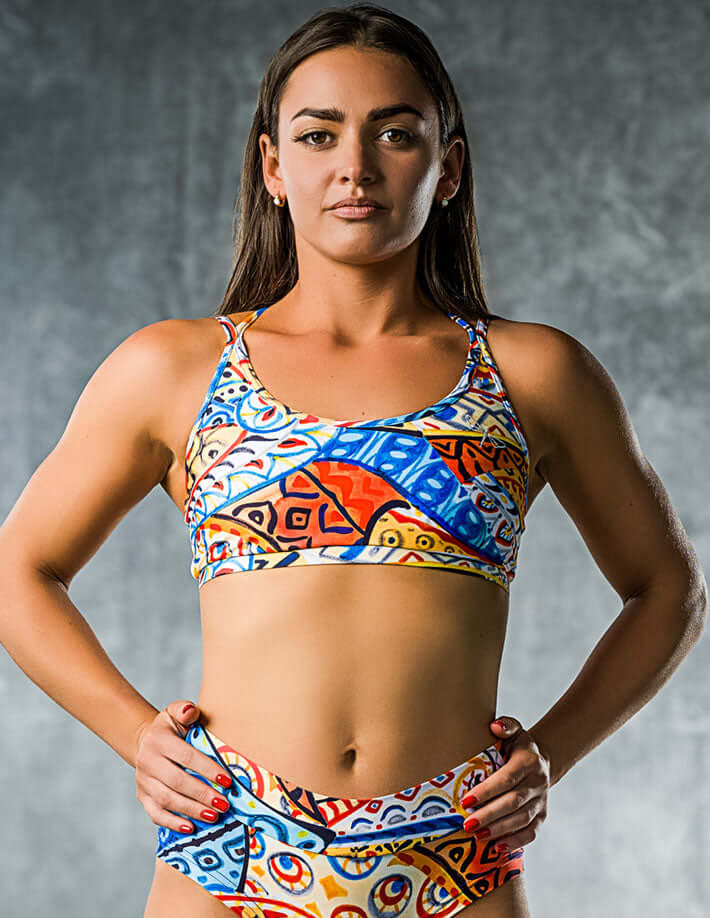 Färgstark kort sporttopp med indiska mönster i blått, orange och rött, avslappnad passform.