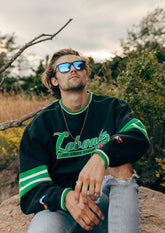 Svarta Wayfarer-solglasögon med blå speglade linser och aluminiumdetaljer, herrmodell.