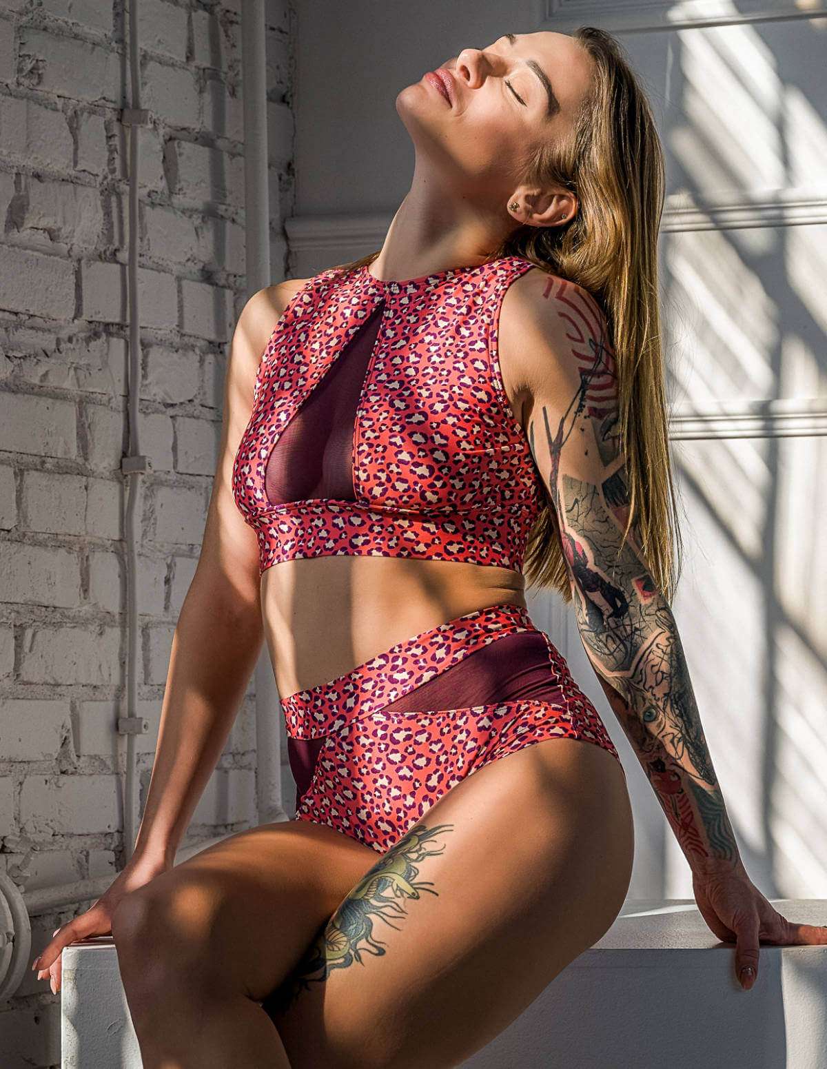 Lila sportbh i mesh med mjukt stöd och sportig design, hög halsringning och axelband.