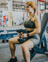 Svart racerback träningsbh med breda axelband och elastisk nederkant, sportig design.