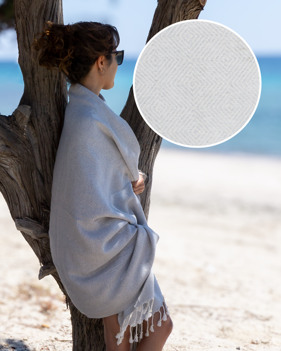 Grå turkisk hammam strandhandduk i bomull med fransar och subtilt geometriskt mönster, lätt och snabbtorkande.