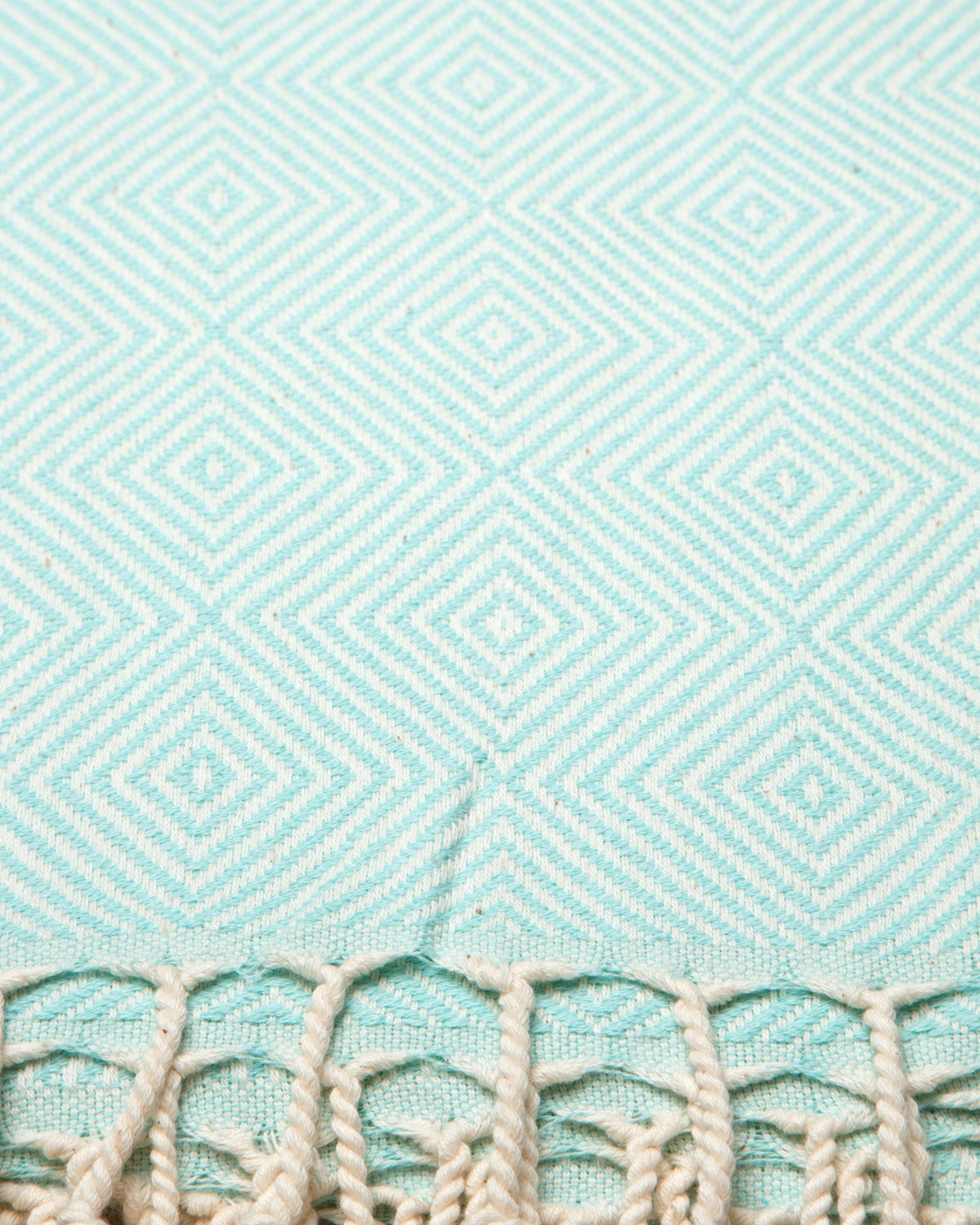 Mintgrön turkisk hammam handduk med geometriskt mönster och vit tofsfrans i bomull.