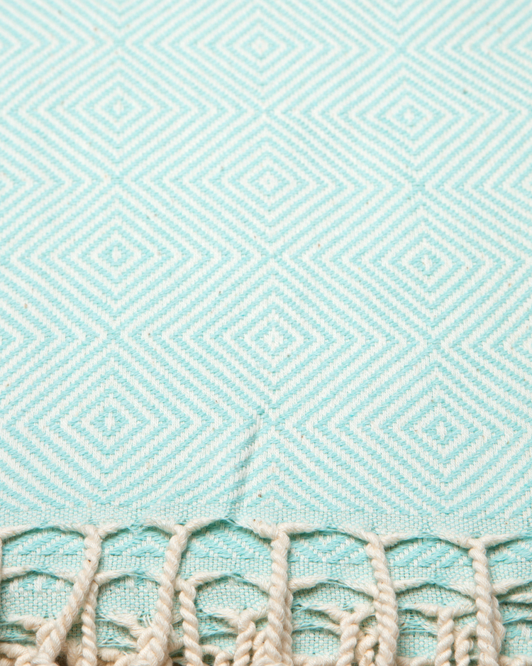 Mintgrön turkisk hammam handduk med geometriskt mönster och vit tofsfrans i bomull.