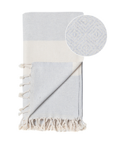 Grå och vit hamam handduk med diamantmönster och fransar i bomull.