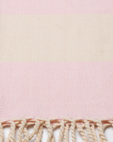 Ljusrosa Hammam-handduk i 100% OekoTex-certifierad bomull med flätade fransar och strukturerat mönster.