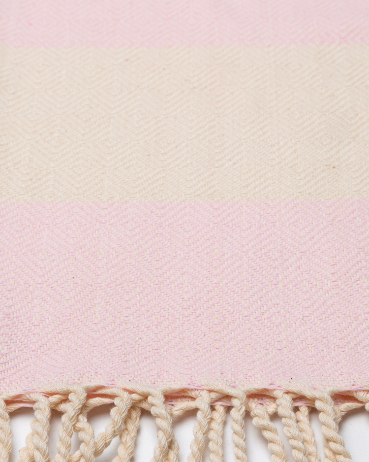 Ljusrosa Hammam-handduk i 100% OekoTex-certifierad bomull med flätade fransar och strukturerat mönster.