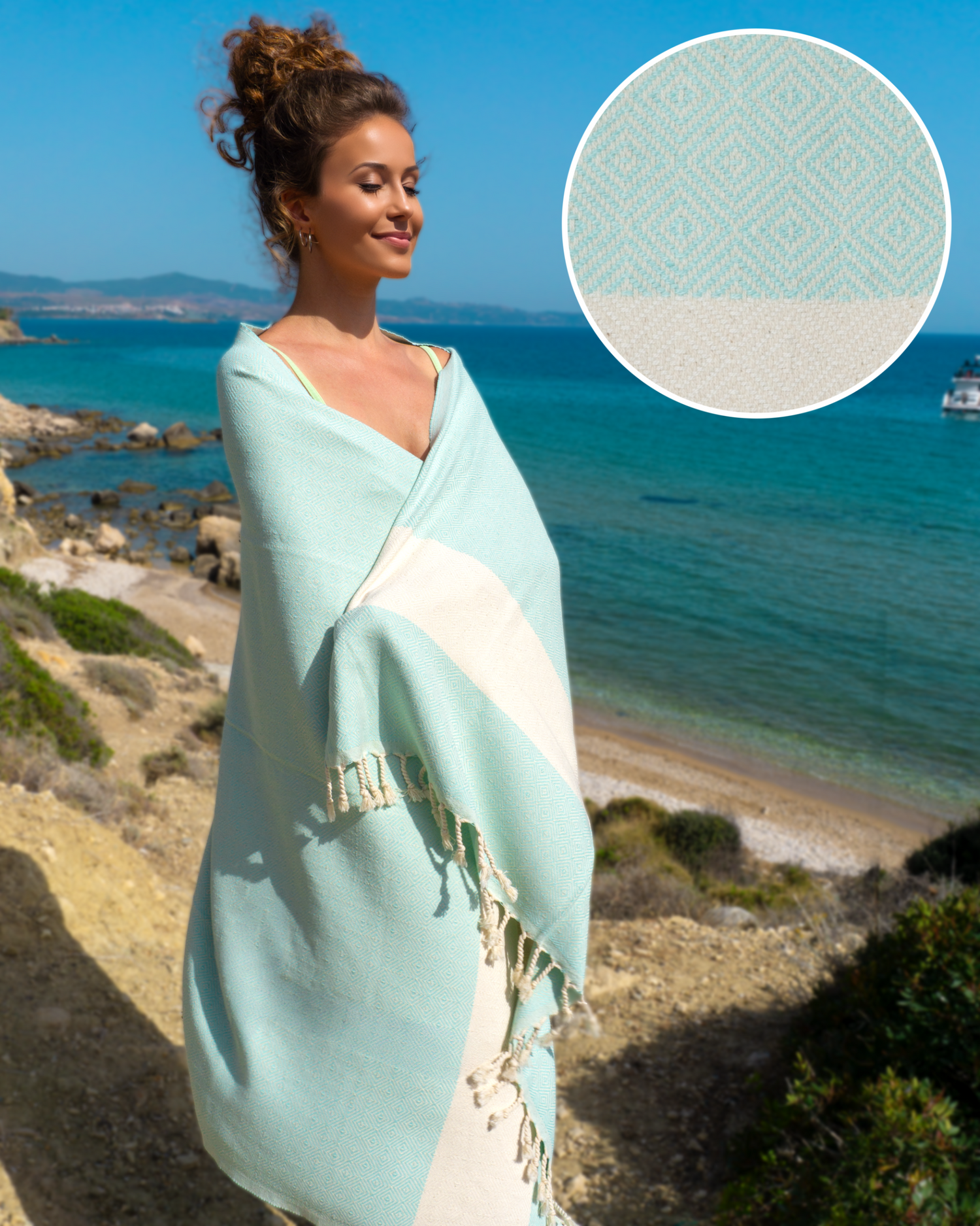 Mintgrön hammam handduk i bomull med vit rand och fransar, lätt och snabbtorkande.