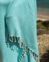 Mintfärgad hammam handduk med dekorativt mönster och fransar i bomull.