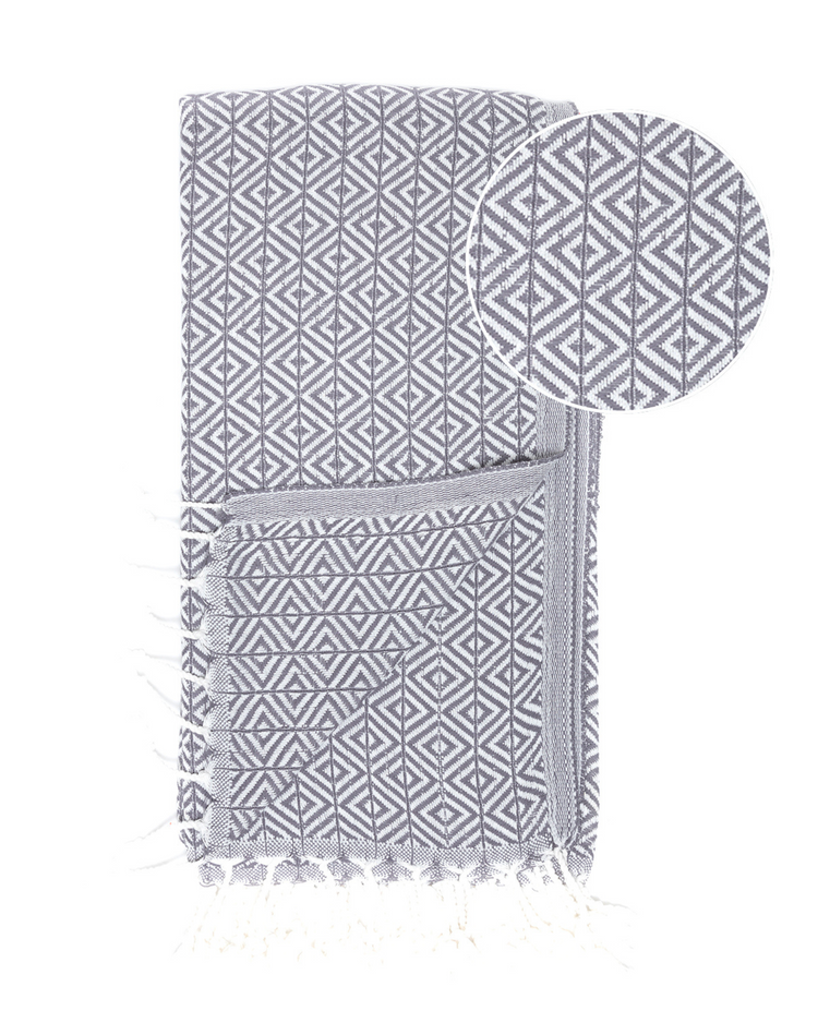 Antracitgrå hammam strandhandduk med geometriskt mönster och fransar.