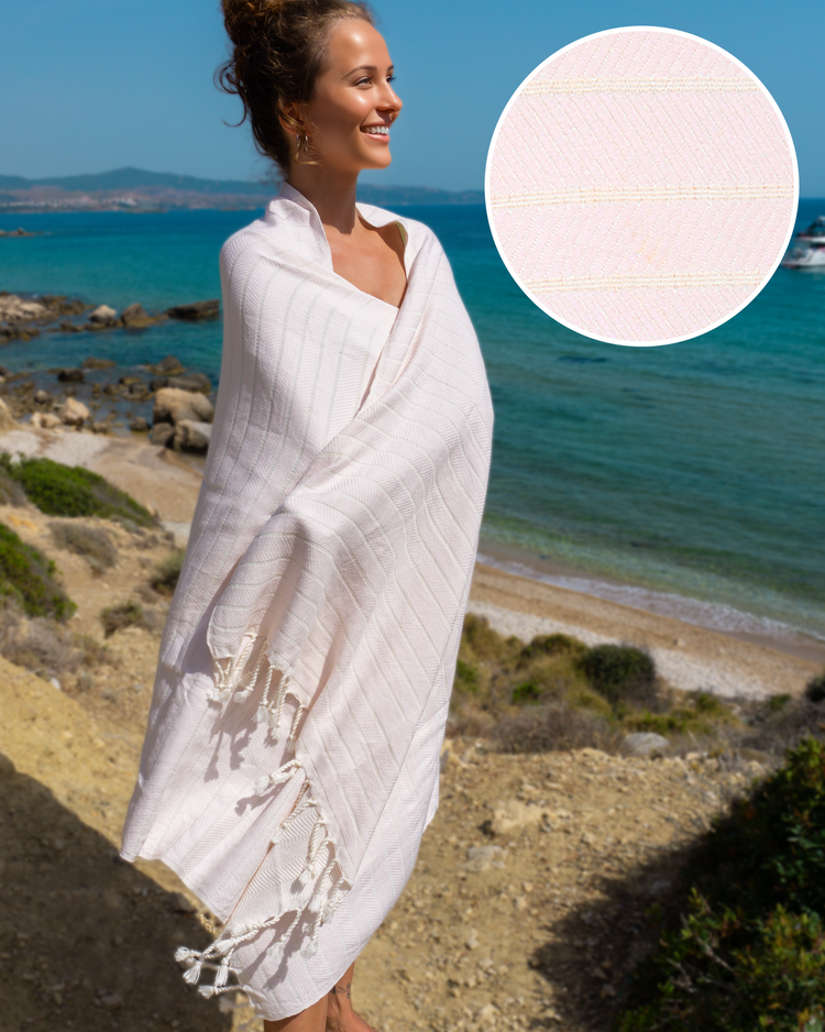 Ljusrosa turkisk hammamhandduk i bomull och bambu med fransar, lätt och kompakt.