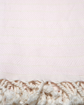 Rosa turkisk hammam handduk i bomull och bambu med tunna ränder och fransar.