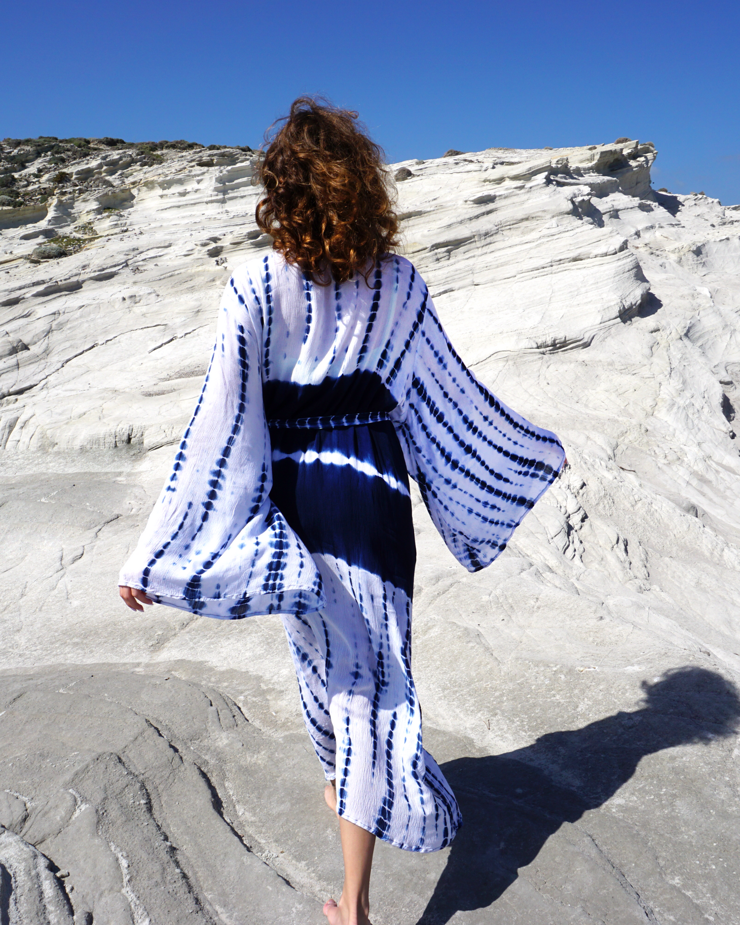 Lång, blåvit boho strandkimono i lätt viskos med tie dye-mönster och vida ärmar.