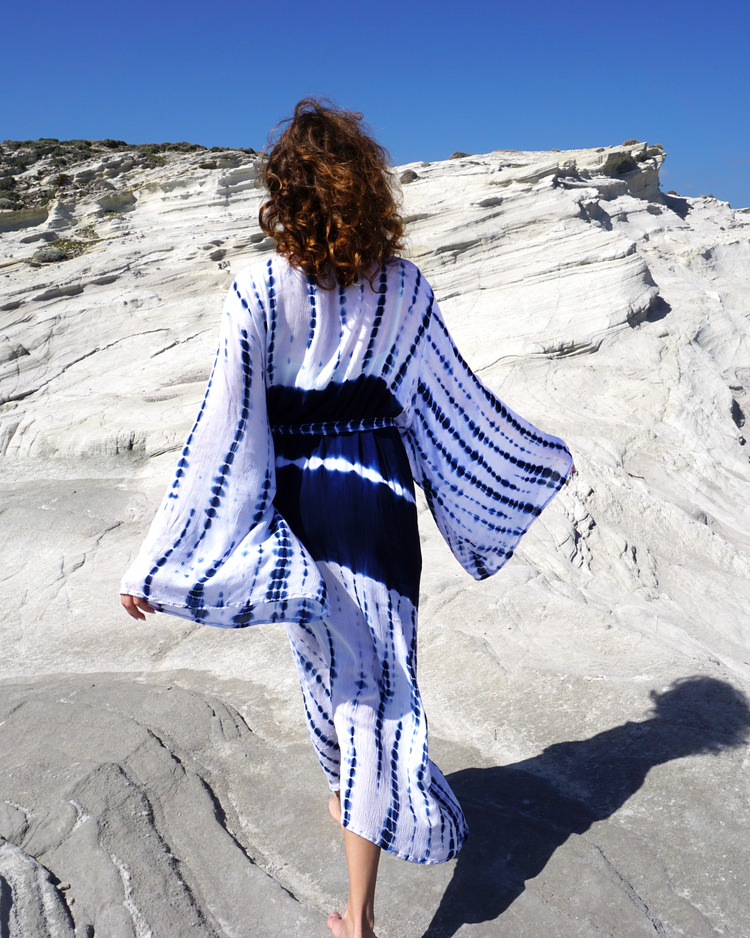 Lång, blåvit boho strandkimono i lätt viskos med tie dye-mönster och vida ärmar.