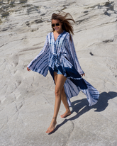 Blåvit boho strandkimono i lätt viskos med tie dye-mönster och knytband framtill.