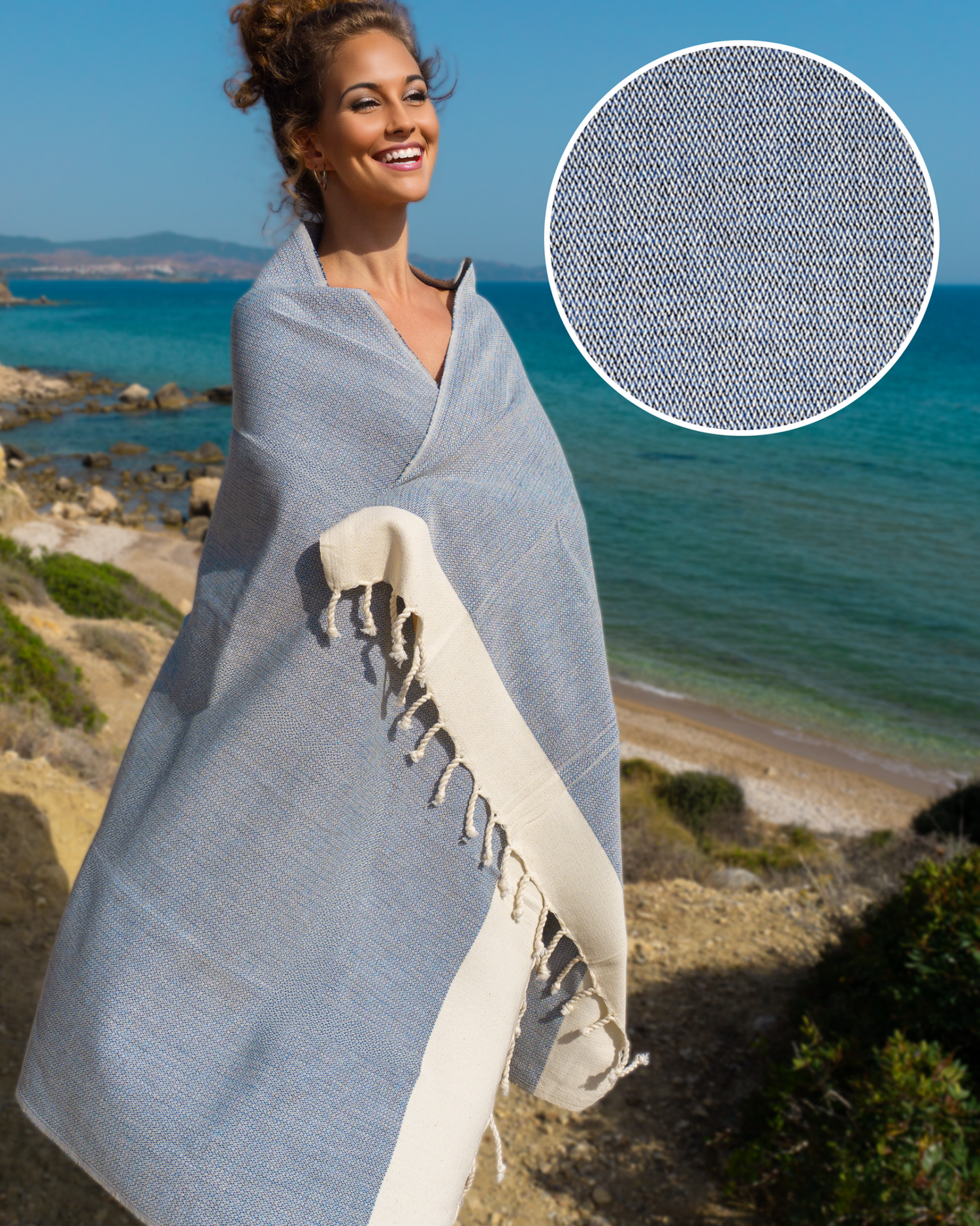 Mörkblå turkisk hammam handduk i bomull med beige fransar, lätt och snabbtorkande.