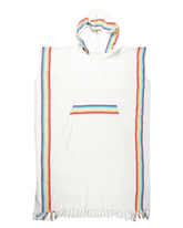 Vit strandponcho i bomull och bambu med huva och regnbågsfärgade ränder längs sidor och huva samt framficka.