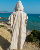 Randig gul och vit herr strandponcho med huva i återvunnen 100% bomull, lång och lös passform.