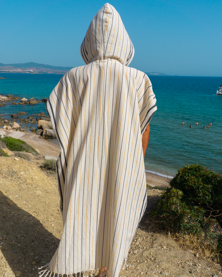 Randig gul och vit herr strandponcho med huva i återvunnen 100% bomull, lång och lös passform.