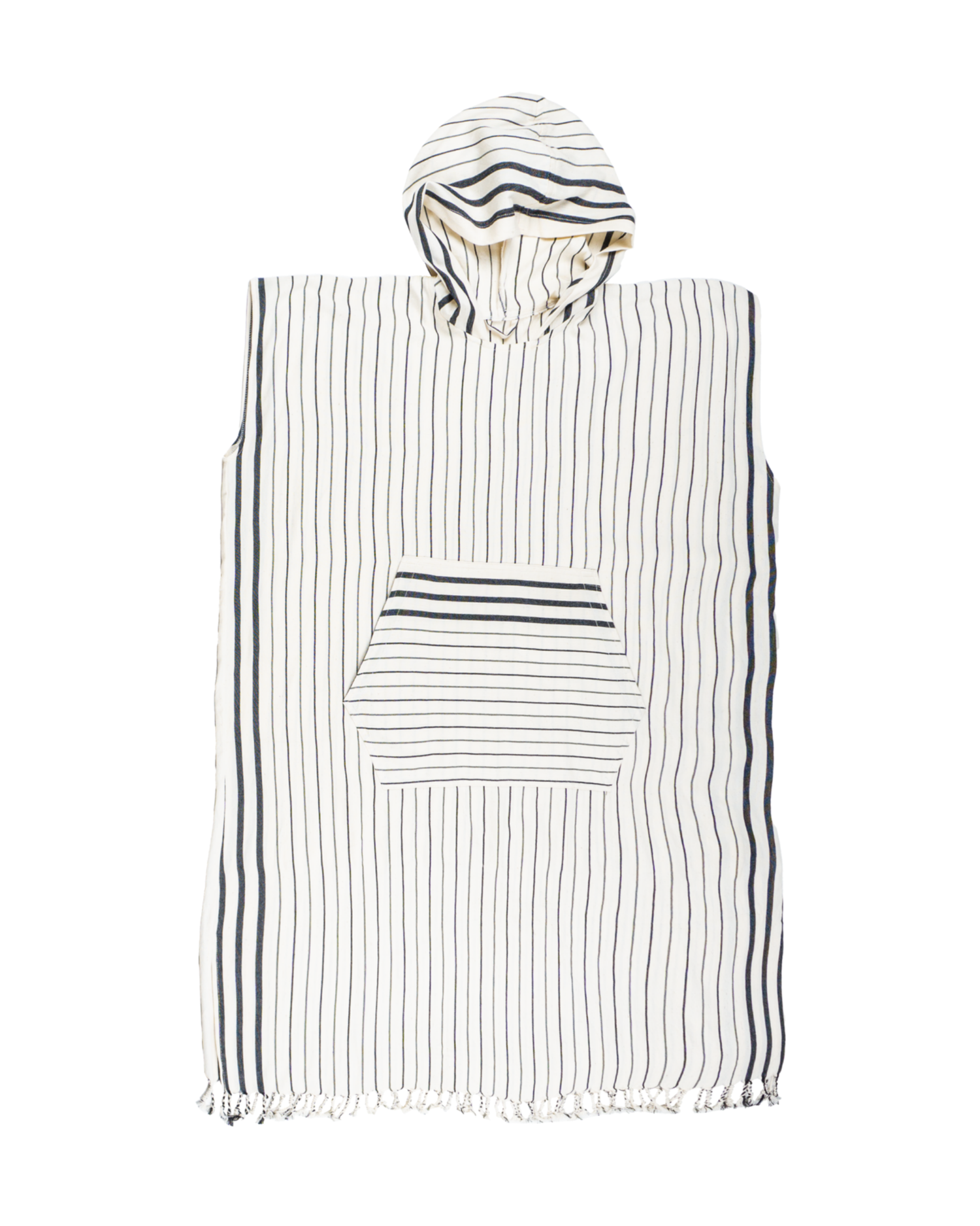 Vit strandponcho med svart randig mönster, huva och framficka i bomull.