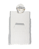 Vit strandponcho med svart randig mönster, huva och framficka i bomull.