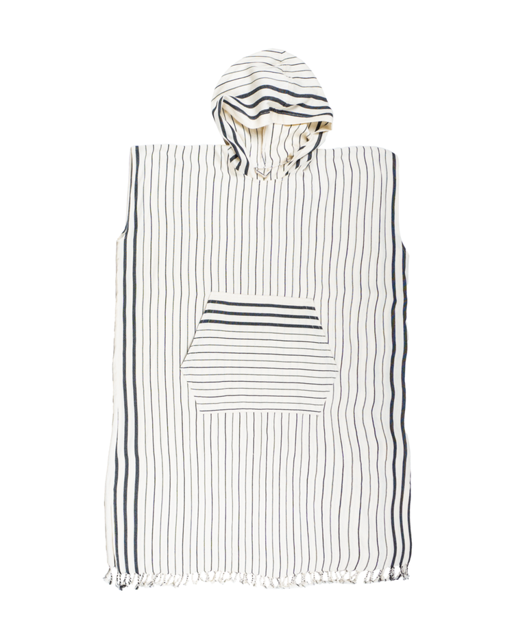 Vit strandponcho med svart randig mönster, huva och framficka i bomull.