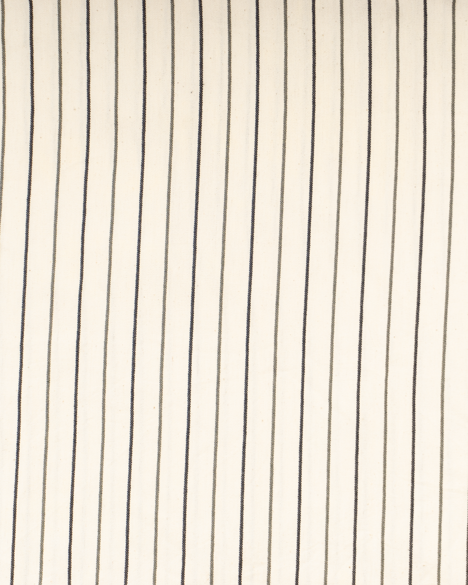 Vit strandponcho med tunna, svarta vertikala ränder i bomull, med huva.