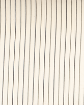 Vit strandponcho med tunna, svarta vertikala ränder i bomull, med huva.