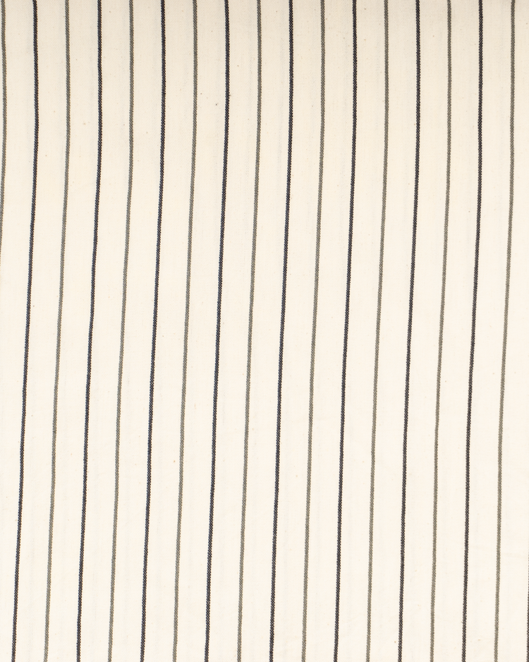 Vit strandponcho med tunna, svarta vertikala ränder i bomull, med huva.