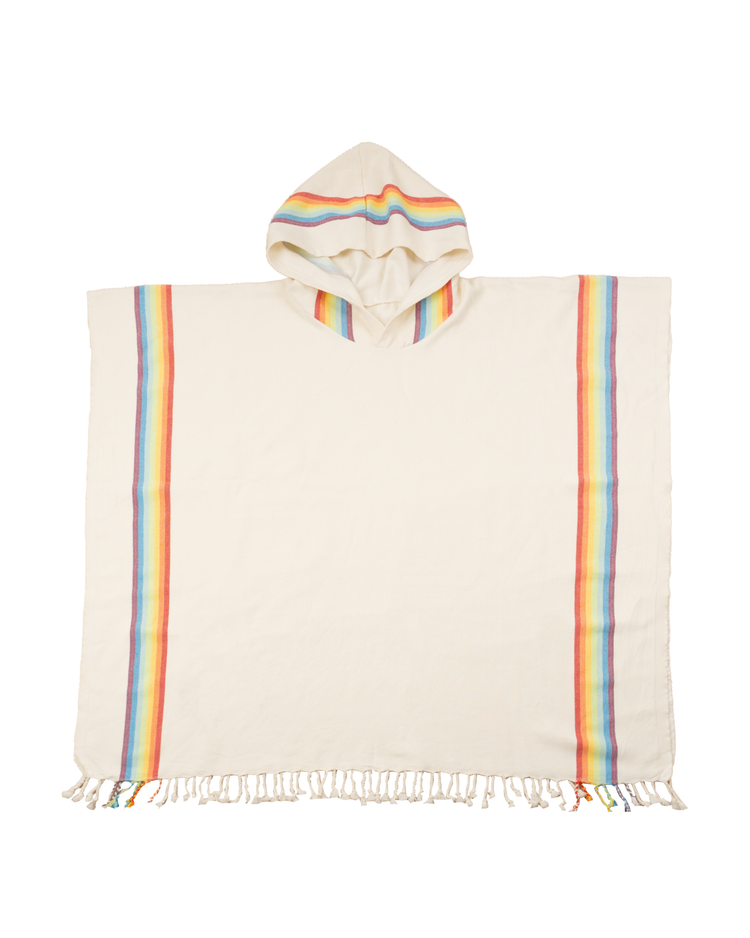 Vit poncho med huva, regnbågsfärgade ränder och fransar i bomull och bambu.