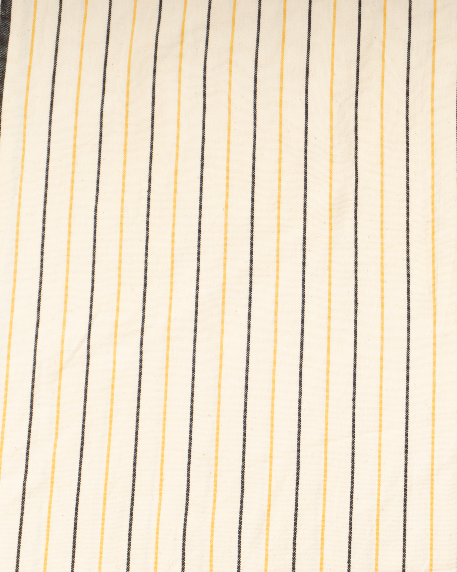 Randig strandponcho i gul och vitt med huva i återvunnet bomullsmaterial.