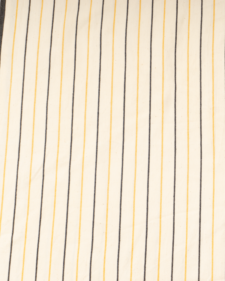 Randig strandponcho i gul och vitt med huva i återvunnet bomullsmaterial.