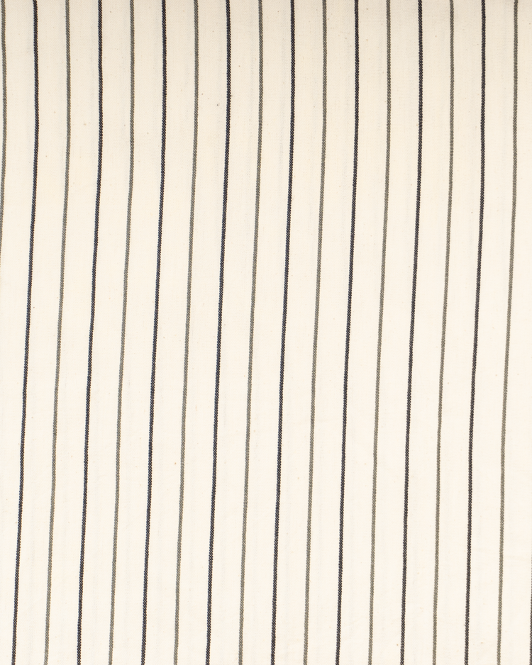 Vit strandponcho med svart smalrandig design i lätt bomullsmaterial.