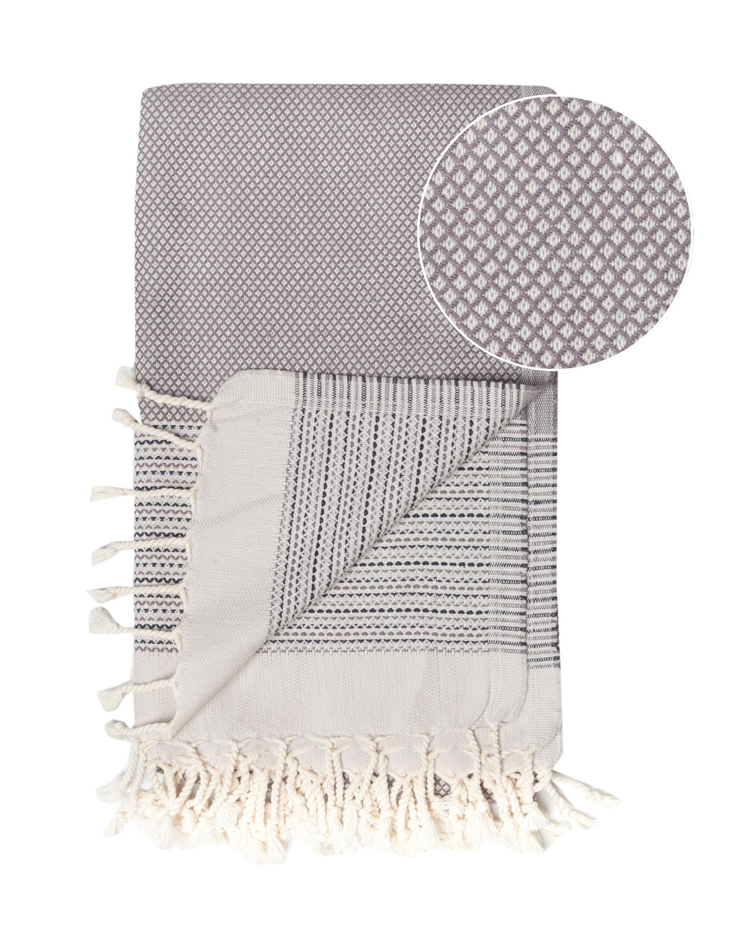 Anthracitgrå turkisk hammamhandduk med vitt mönster och fransar i bomull.