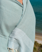 Ljusblå och mintfärgad turkisk hammamhandduk i bomull med fransar, använd vid stranden eller spa.