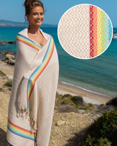 Beige turkisk hammamhandduk med regnbågsfärgade ränder och diamantmönster, lättvikt och snabb­torkande.