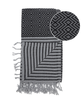 Svart Hammam-handduk med diamant- och randmönster i turkisk bomull, fransar i ändarna.