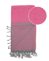 Körsbärsröd och grå hammamstrandhandduk med geometriskt mönster och fransar.