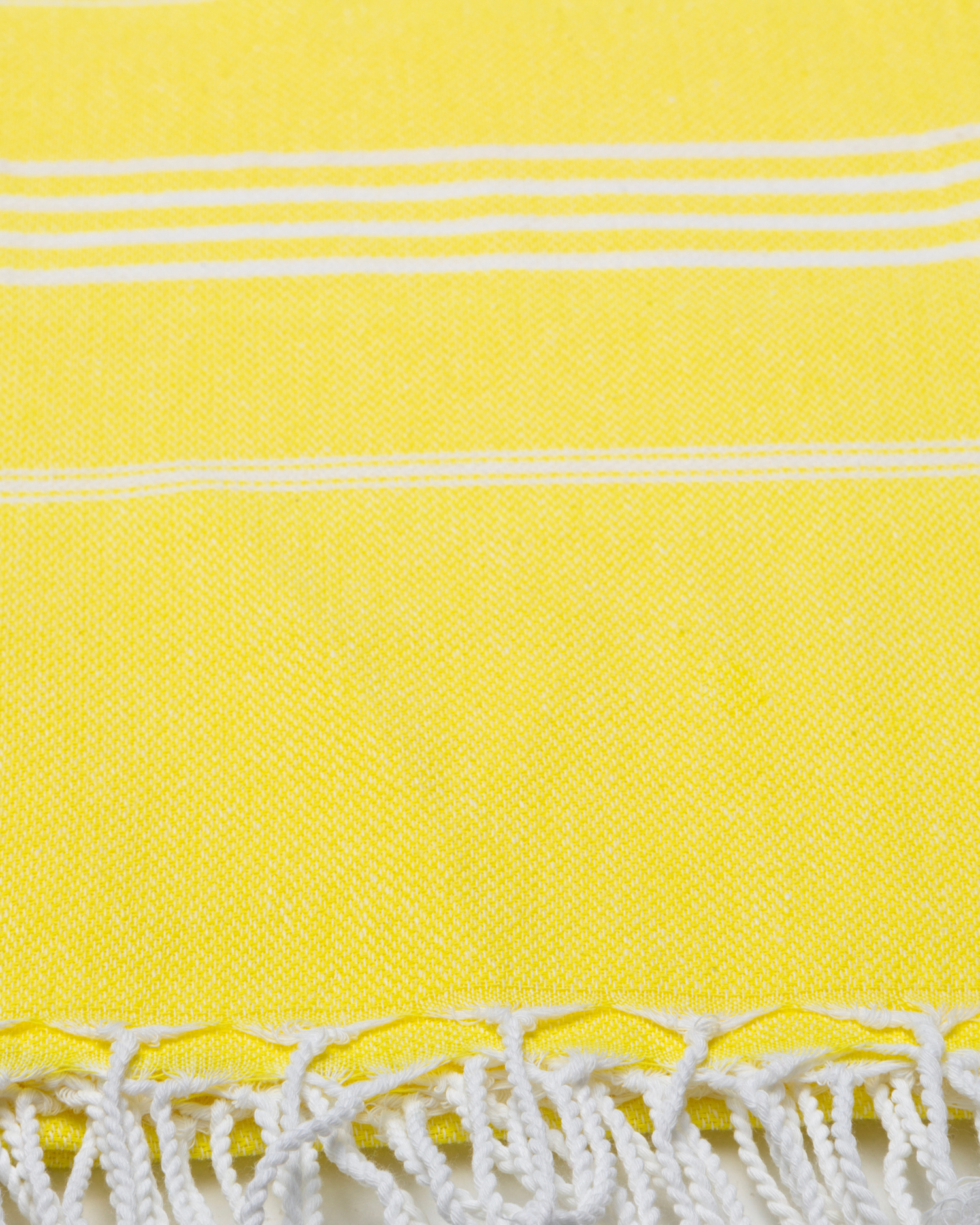 Gul bomullshammam handduk med vita ränder och fransar, stor och lätt.