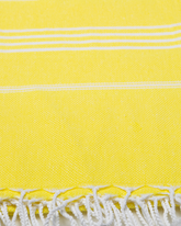 Gul bomullshammam handduk med vita ränder och fransar, stor och lätt.