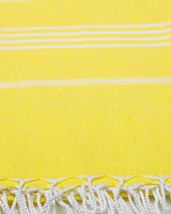 Gul bomullshammam handduk med vita ränder och fransar, stor och lätt.
