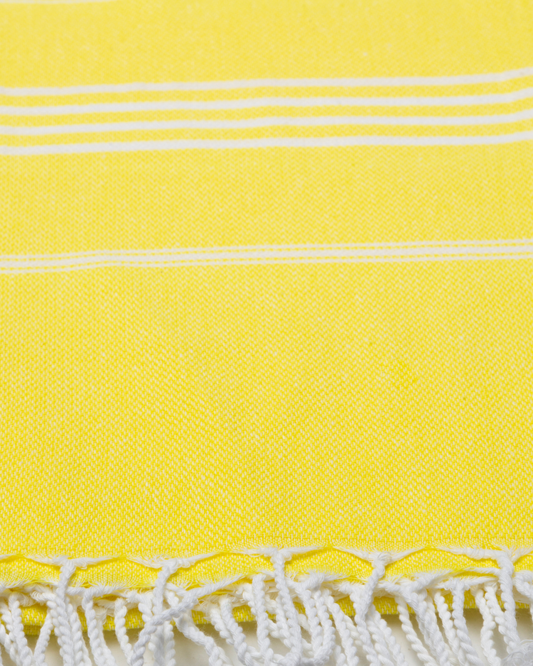 Gul bomullshammam handduk med vita ränder och fransar, stor och lätt.