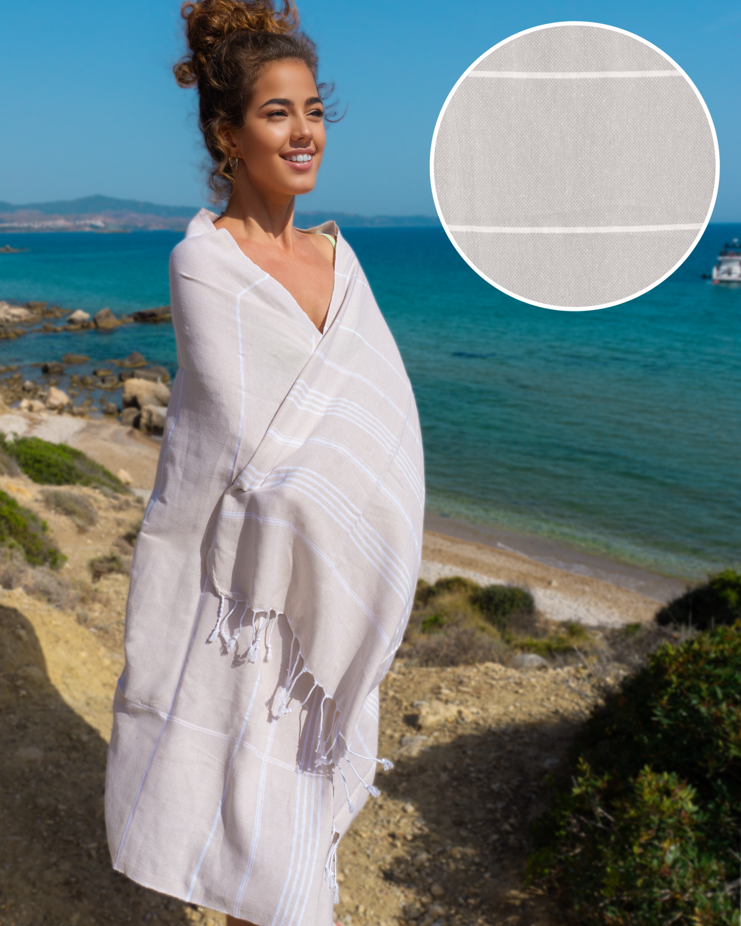 Beige randig hammam handduk i bomull med fransar, svept runt kvinna vid havet.