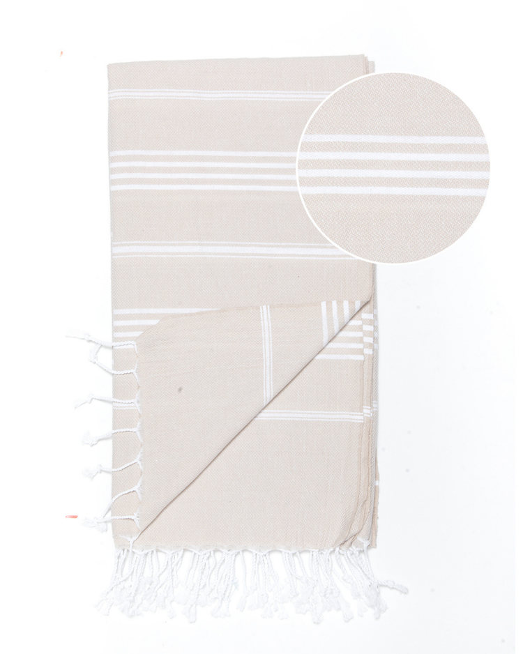 Beige randig hammam handduk i bomull med fransar och öeko-tex certifiering.