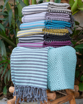Tunn och lätt turkisk hammamhandduk i olika färger med randigt och diamantmönster samt fransar.
