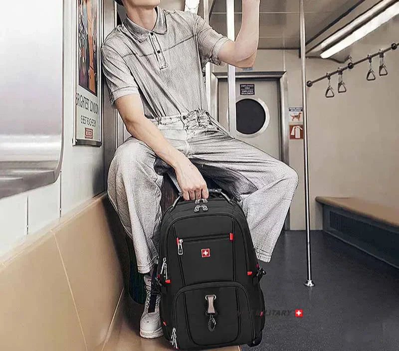 Svart reseryggsäck med ventilerande ryggplatta och flera fack, vattentålig design, 30 liter kapacitet.