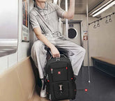 Svart reseryggsäck med ventilerande ryggplatta och flera fack, vattentålig design, 30 liter kapacitet.