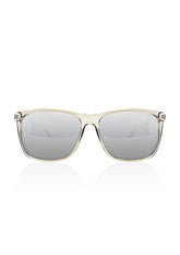 Wayfarer-solglasögon med transparent plastbåge och silverfärgade aluminiumskalmar, klara linser.